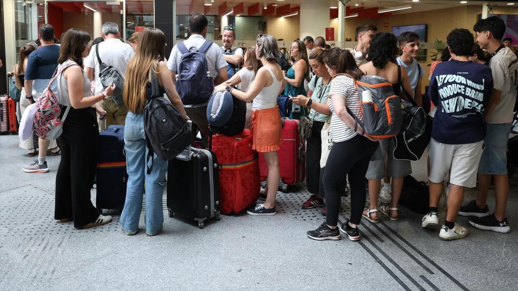 Decenas de personas esperan en la estación de Atocha.