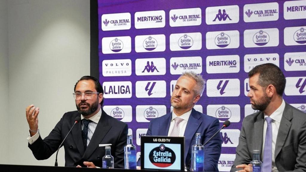 El nuevo director deportivo, Víctor Orta, y los copresidentes del Real Valladolid, Enrique Uruñuela y Gabriel Solares, durante su presentación este martes