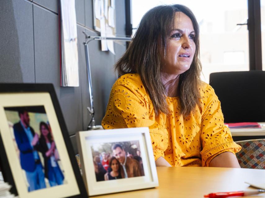 Patricia Gómez Urbán en su despacho de las Cortes, con dos fotos sobre la mesa en las que sale acompañada de Óscar Puente y Pedro Sánchez, respectivamente, durante la entrevista