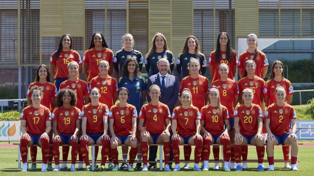 Foto oficial de la selección española de fútbol femenina antes del comienzo de la Eurocopa.
