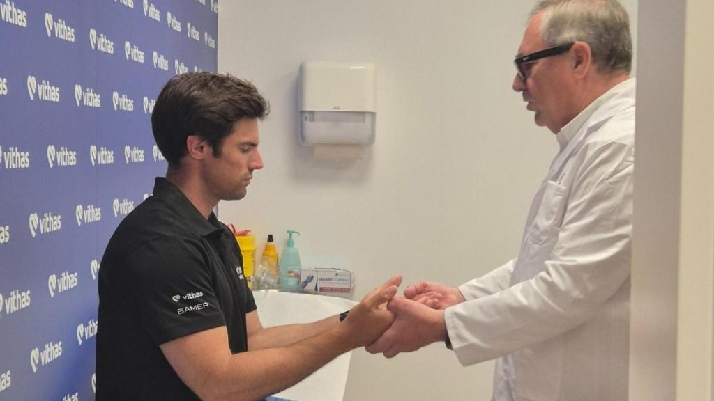 Uno de los regatistas haciéndose el chequeo en el Hospital Vithas Xanit Internacional.