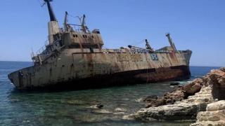 El buque Edro III encallado en la playa de Peyia en Chipre.