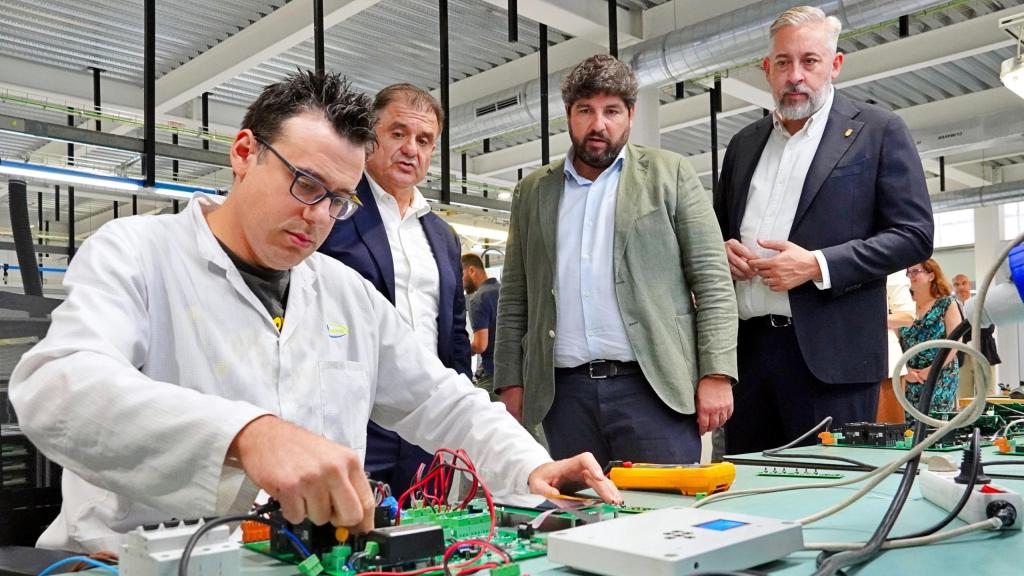 El alcalde de Santomera, Víctor Martínez (d), junto al presidente autonómico, Fernando López Miras, asisten a la inauguración de las nuevas instalaciones de Gesproga.