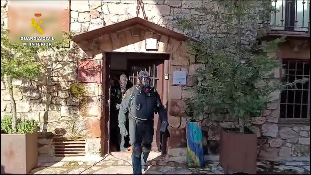 La Guardia Civil saliendo del hotel de Medinaceli donde murieron dos personas