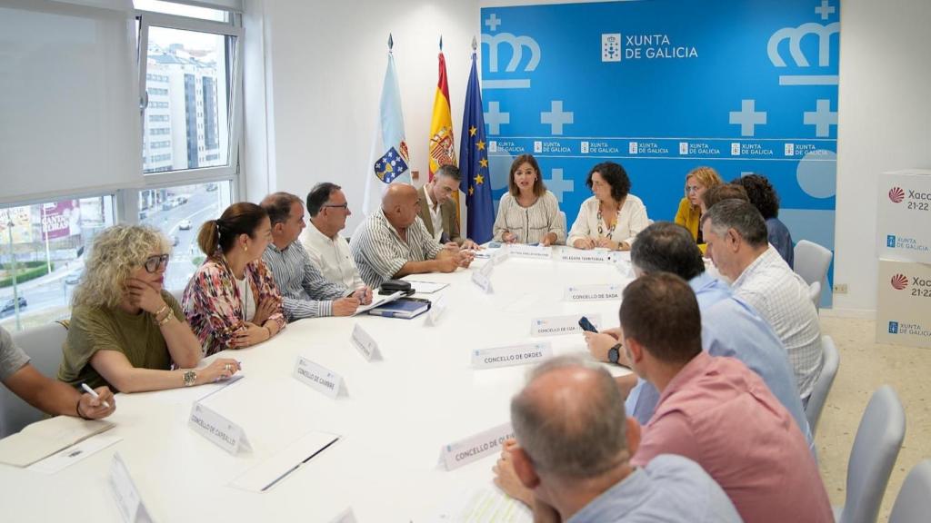 Reunión entre la directora xeral de Mobilidade Judit Fontela y representantes de los concellos del Área de Transporte Metropolitano (ATM) de A Coruña.