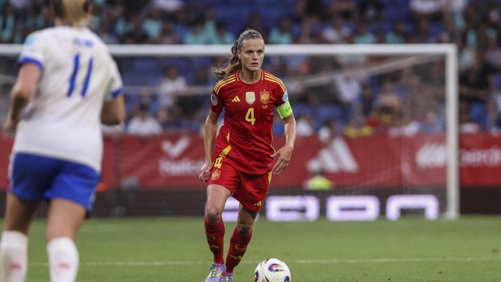 Irene Paredes conduce el balón en el partido ante Inglaterra.