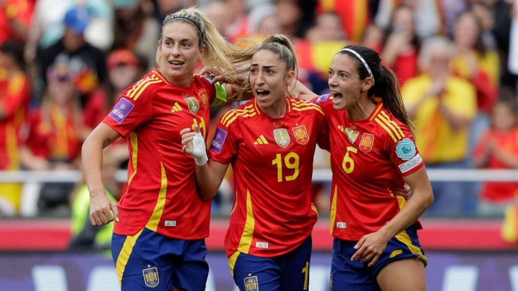 Alexia Putellas, Olga Carmona y Aitana Bonmatí celebran un gol.