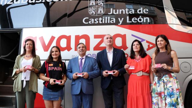 El consejero de Movilidad y Transformación Digital, José Luis Sanz Merino; y el alcalde de Segovia, José Mararías, en la estación de autobuses de Segovia