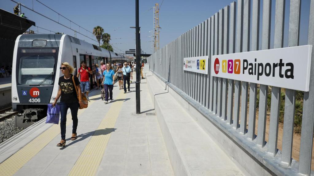 Un convoy de Metrovalencia en la estación de Paiporta, tras restablecer el servicio en la zona de la dana. Efe / Biel Aliño