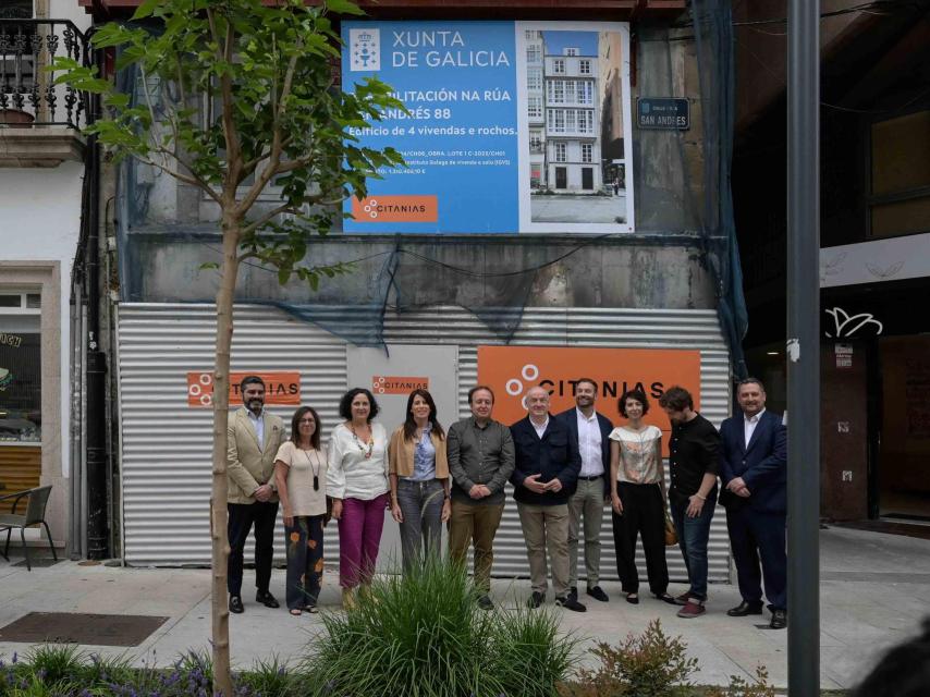Cargos de la Xunta, el grupo local del PP y el Gobierno de A Coruña, este martes ante el edificio del Plan Rexurbe en San Andrés que será rehabilitado.