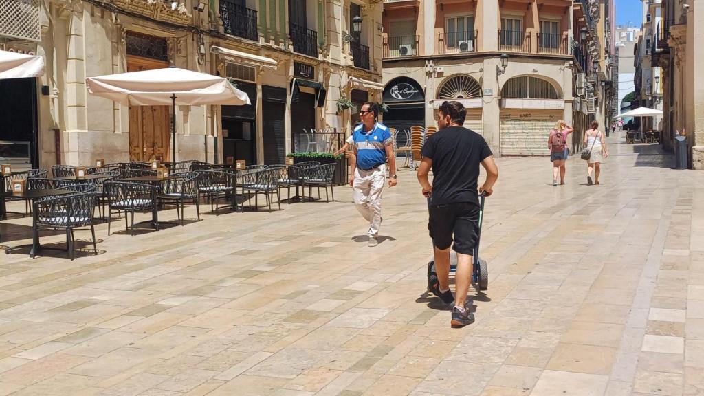 Un trabajador en el centro de Alicante e la 13 del mediodía.