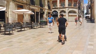Un trabajador en el centro de Alicante e la 13 del mediodía.