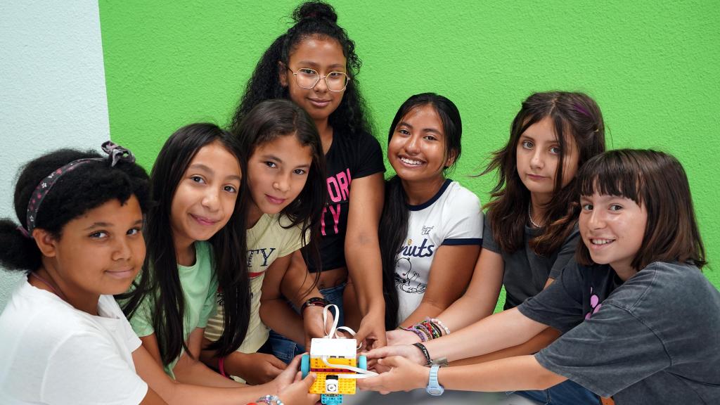 Las alumnas del Efigy Gils del CEIP República de Urugay reciben a ENCLAVE ODS.