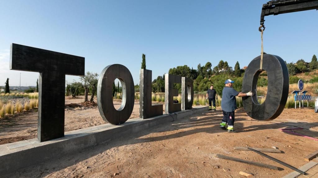 Las nuevas letras monumentales instaladas en la rotonda de la TO-21.