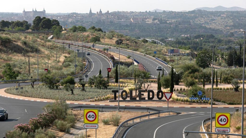 Imagen panorámica de la rotonda de TO-21 con las nuevas letras monumentales.