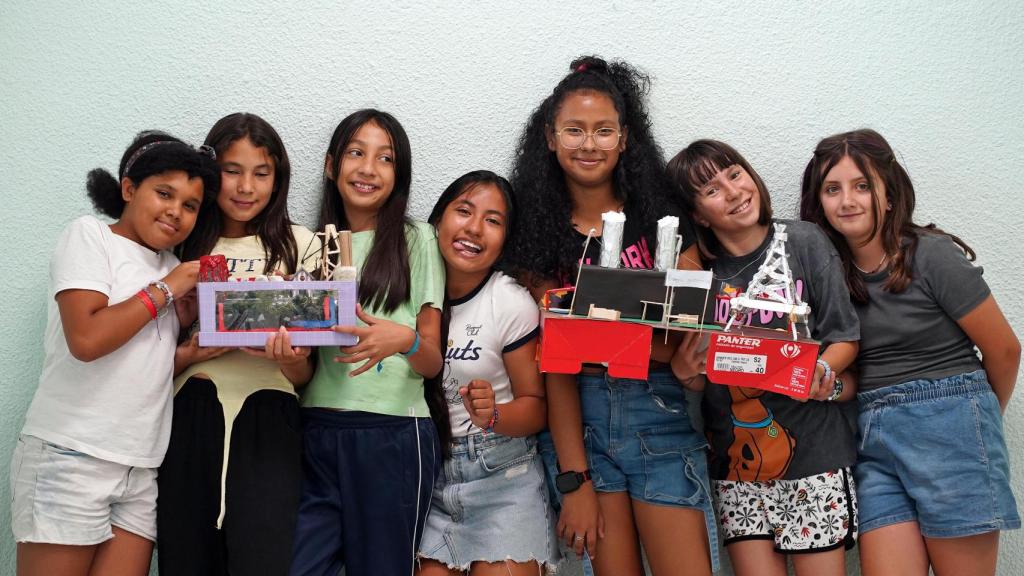 Las 'Efigy Girls' posan con las maquetas que realizaron a principio de curso.