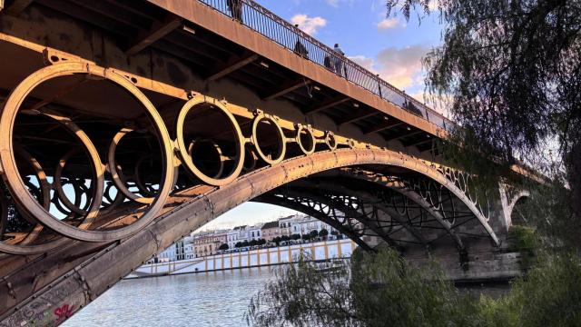 Los bajos del Puente de Triana.