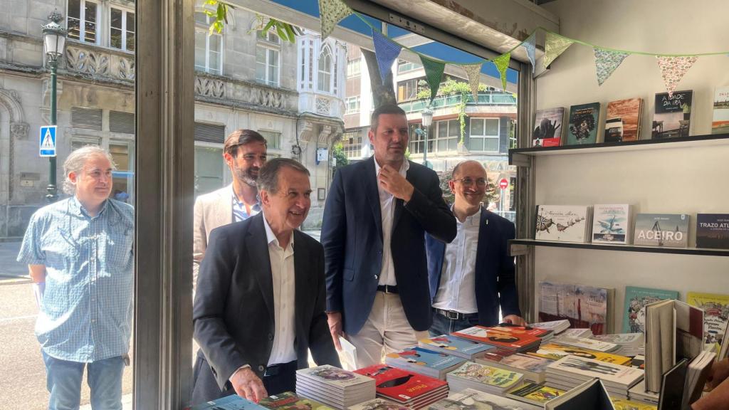 Abel Caballeiro y López Campos en uno de las casetas de la Feria del Libro