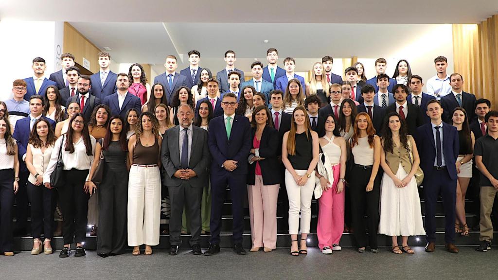 Foto de familia de los alumnos en prácticas de Eurocaja Rural