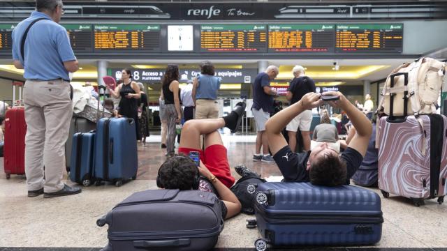 Numerosas personas aguardan en la estación de trenes María Zambrano de Málaga por los retrasos producidos por una avería en La Sagra (Toledo) y que obligó a suspender la circulación de los trenes de alta velocidad entre Madrid y Andalucía en ambos sentidos.
