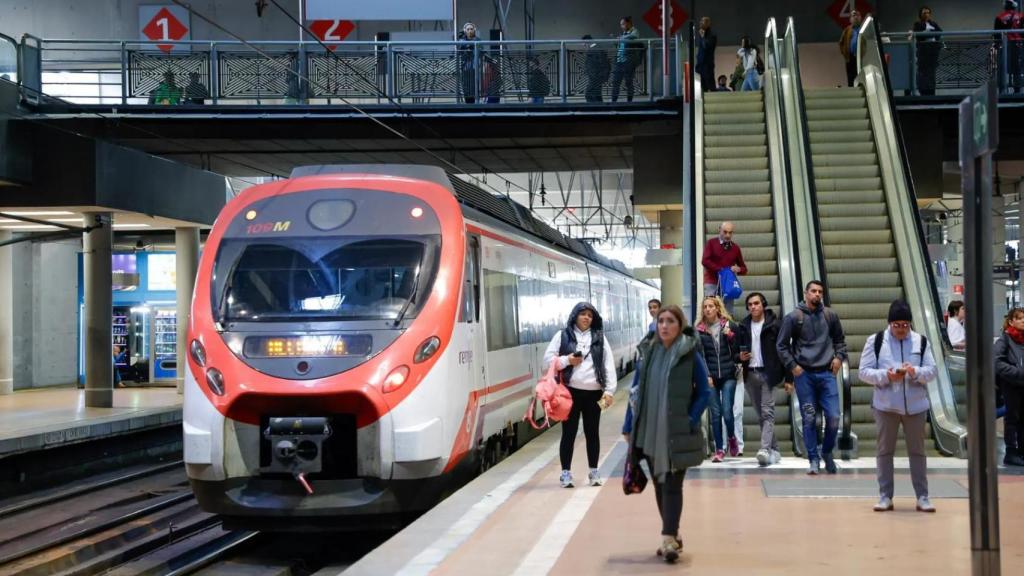 Personas esperando el Cercanías en Madrid.