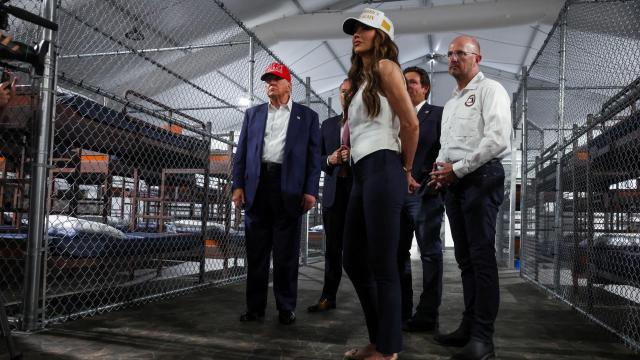 El presidente de Estados Unidos, Donald Trump, el gobernador de Florida, Ron DeSantis, y la secretaria de Seguridad Nacional, Kristi Noem, visitan Alligator Alcatraz, un nuevo megacentro de detención temporal de migrantes en Florida.