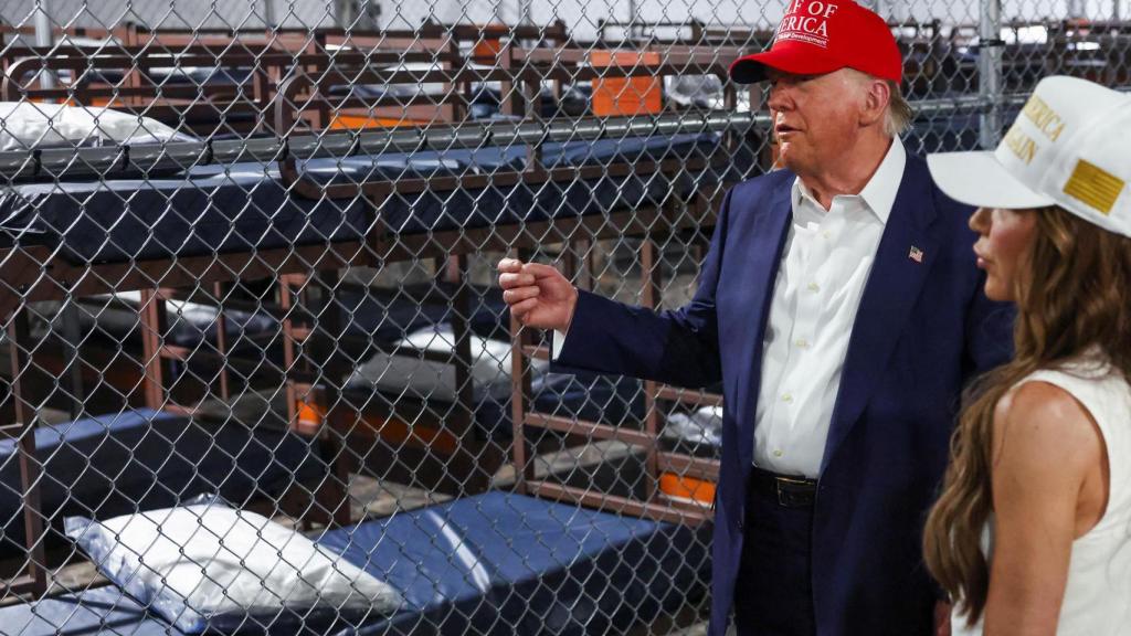 El presidente de Estados Unidos, Donald Trump, y la secretaria de Seguridad Nacional, Kristi Noem, visitan un centro de detención temporal de migrantes conocido informalmente como Alligator Alcatraz en Ochopee, Florida, EEUU, el 1 de julio de 2025.