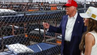 El presidente de Estados Unidos, Donald Trump, y la secretaria de Seguridad Nacional, Kristi Noem, visitan un centro de detención temporal de migrantes conocido informalmente como Alligator Alcatraz en Ochopee, Florida, EEUU, el 1 de julio de 2025.