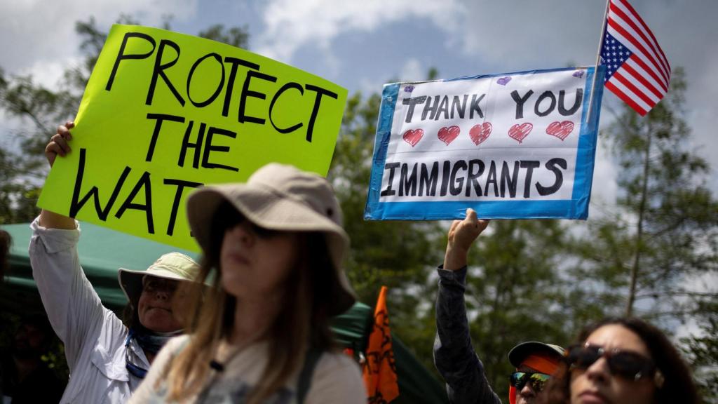 Manifestantes pro inmigrantes, grupos ambientalistas, defensores de los Everglades, miembros de la comunidad nativa americana Miccosukee y residentes se reúnen afuera del Aeropuerto de Entrenamiento y Transición Dade-Collier contra el próximo centro de detención estatal Alligator Alcatraz de ICE en Ochopee, Florida, EE. UU., el 28 de junio de 2025.
