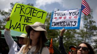Manifestantes pro inmigrantes, grupos ambientalistas, defensores de los Everglades, miembros de la comunidad nativa americana Miccosukee y residentes se reúnen afuera del Aeropuerto de Entrenamiento y Transición Dade-Collier contra el próximo centro de detención estatal Alligator Alcatraz de ICE en Ochopee, Florida, EE. UU., el 28 de junio de 2025.