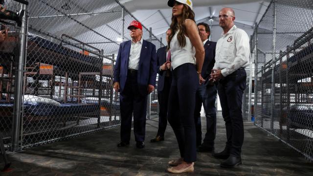 El presidente de Estados Unidos, Donald Trump, el gobernador de Florida, Ron DeSantis, y la secretaria de Seguridad Nacional, Kristi Noem, visitan un centro de detención temporal de migrantes conocido informalmente como  Alligator Alcatraz  en Ochopee, Florida, EE. UU., el 1 de julio de 2025