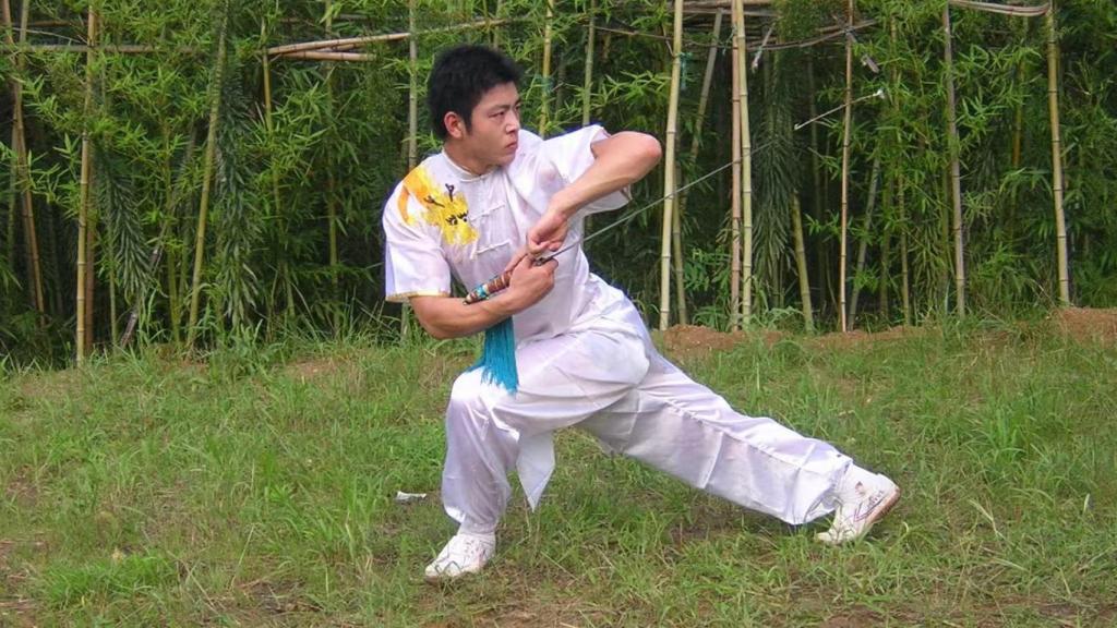 El maestro shaolin del kung fu que se ha viralizado, entrenando en un bosque en China.