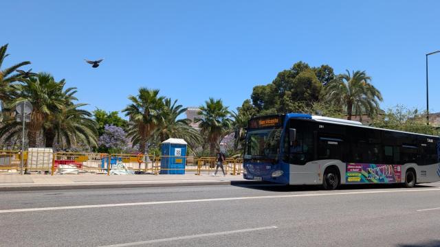 Uno de los autobuses metropolitanos de Alicante esta primavera.