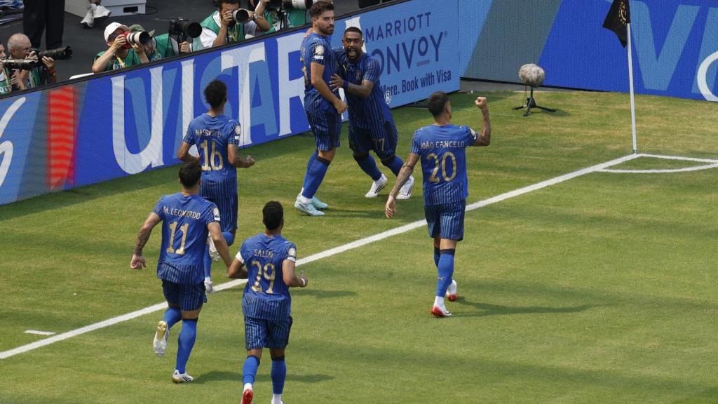 Los futbolistas del Al Hilal celebran un gol contra el Real Madrid.