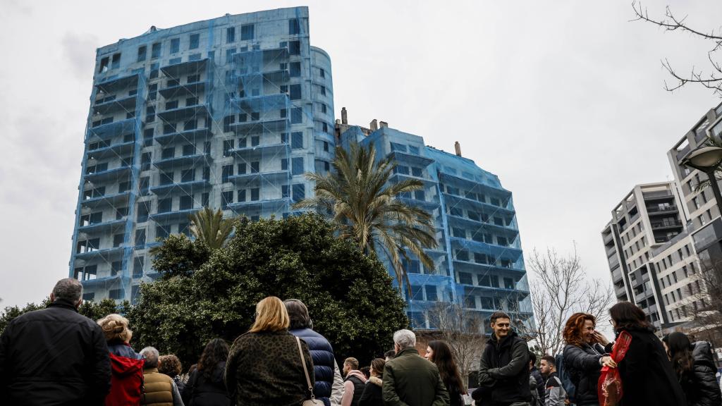 Varias personas durante el acto conmemorativo con motivo del primer aniversario del incendio del edificio del barrio de Campanar. Europa Press / Rober Solsona