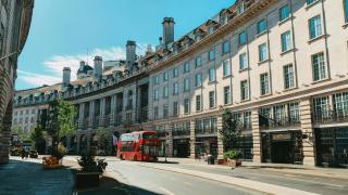 El barrio de Mayfair (Londres) con un autobús en marcha.
