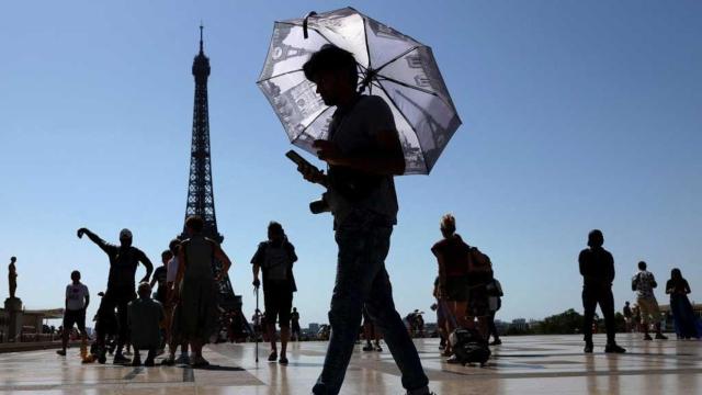 La Torre Eiffel ha cerrado parcialmente su acceso ante el riesto que suponen las altas temperaturas.