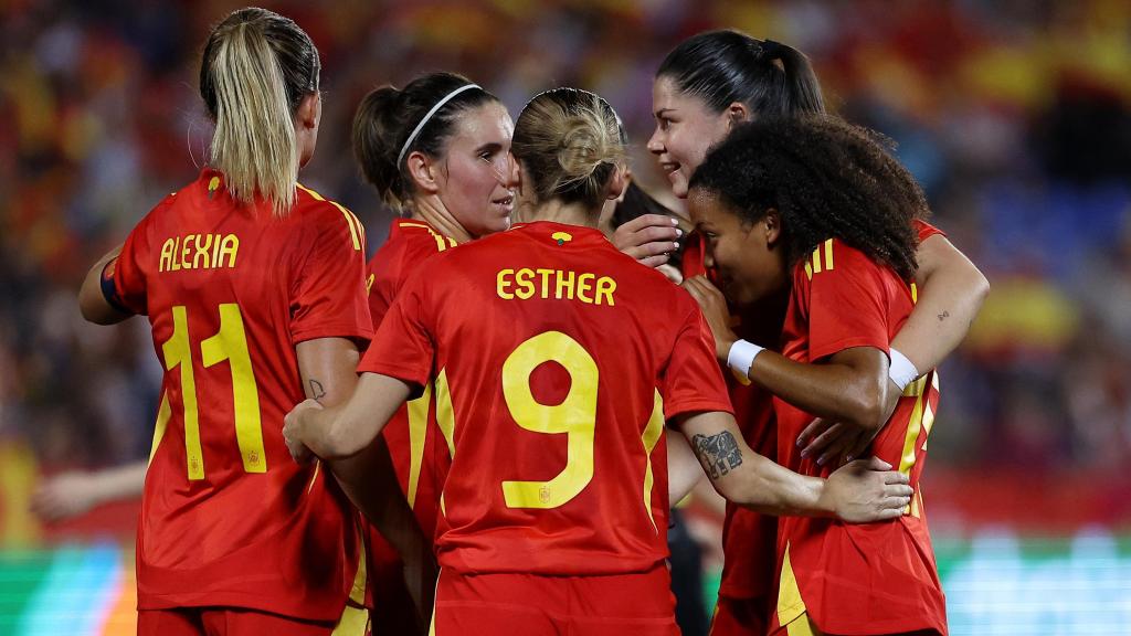 La futbolistas de la selección española femenina celebran un gol contra Japón.