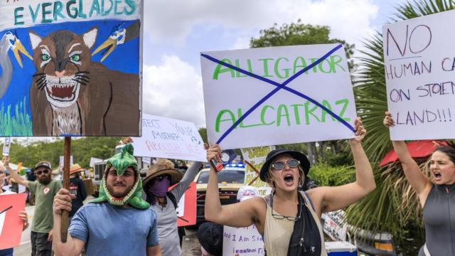 Protestas de activistas este martes cerca de Alligator Alcatraz coincidiendo con la visita de Trump a las instalaciones.