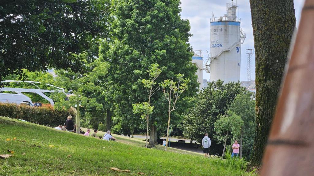 Vista del parque de San Diego con el puerto de A Coruña al fondo.
