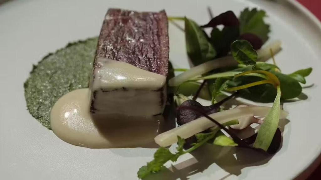 Receta de MasterChef de solomillo de vaca rubia, con pesto de algas y ensalada. RTVE, CC BY