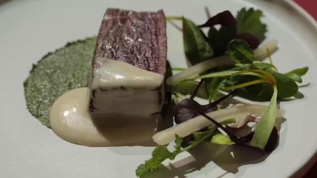 Receta de MasterChef de solomillo de vaca rubia, con pesto de algas y ensalada. RTVE, CC BY