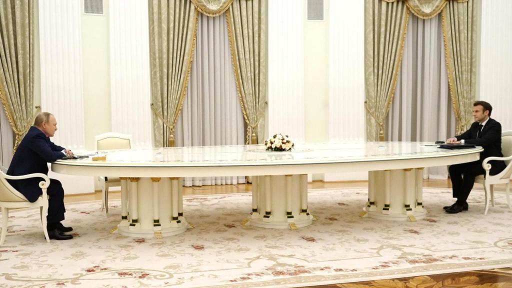 El presidente francés, Emmanuel Macron, habla con el presidente ruso, Vladímir Putin, durante una reunión en 2022.