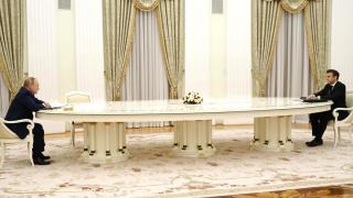 El presidente francés, Emmanuel Macron, habla con el presidente ruso, Vladímir Putin, durante una reunión en 2022.