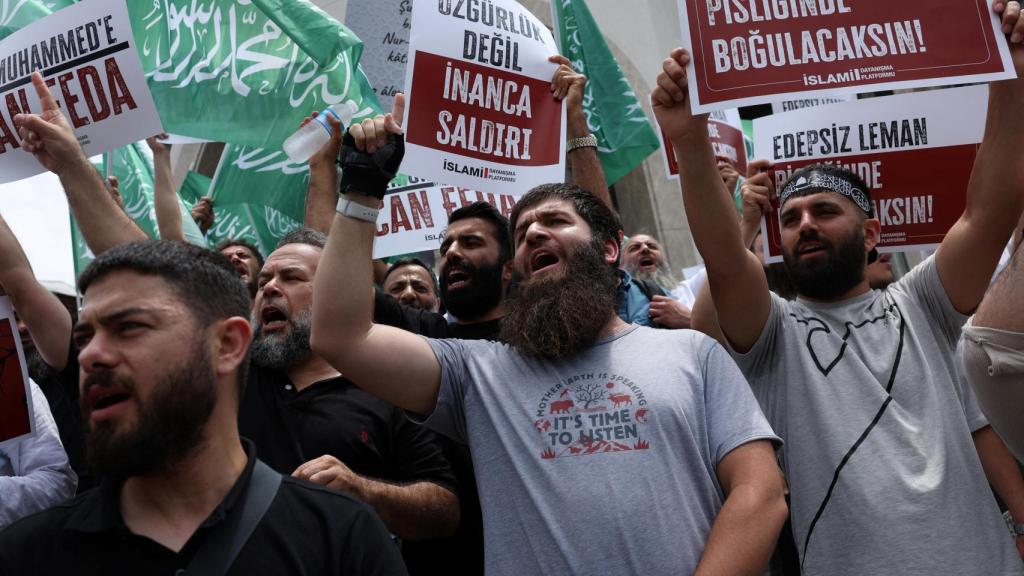 Protesta de islamistas en el centro de Estambul contra una caricatura publicada en la revista satírica turca Leman.