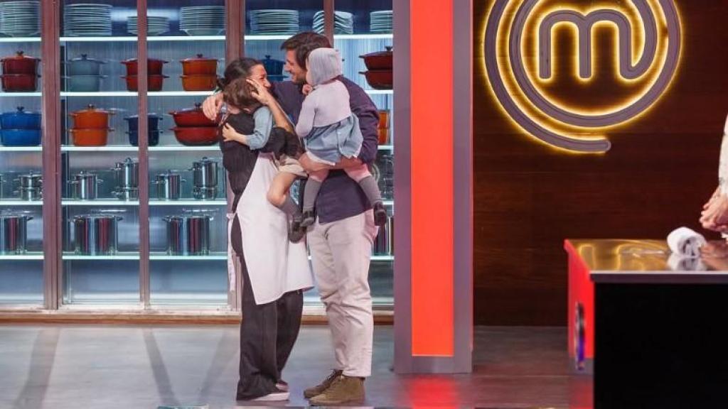 Gabriela Hinojosa, con su familia, en la final de 'MasterChef'.