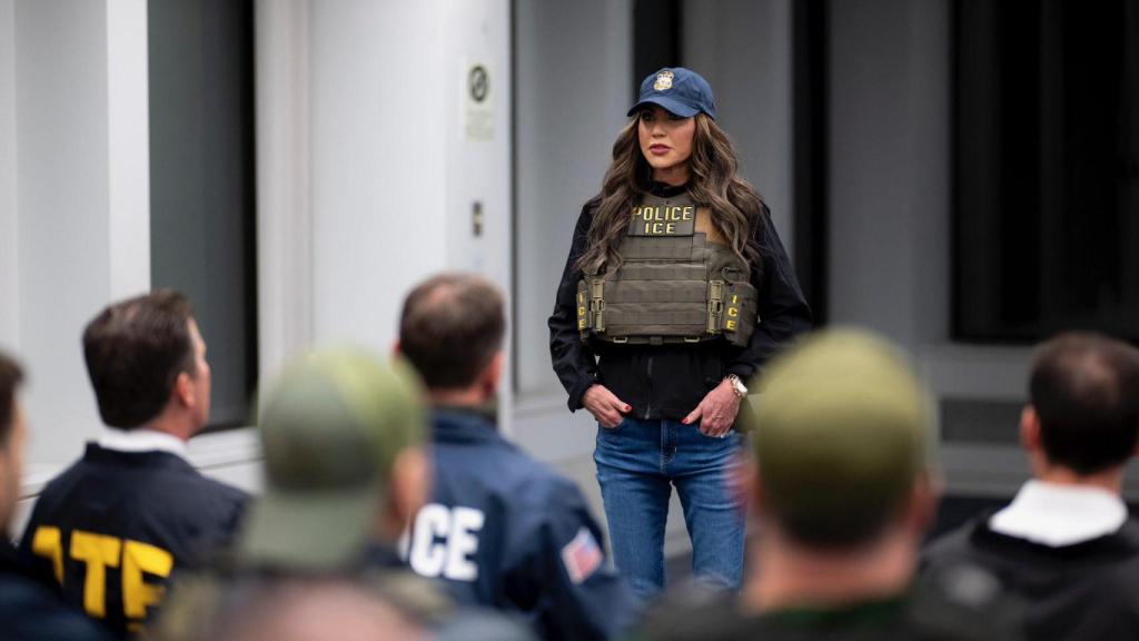 Kristi Noem - Secretaria de Seguridad Nacional de los Estados Unidos hablando con agentes del ICE