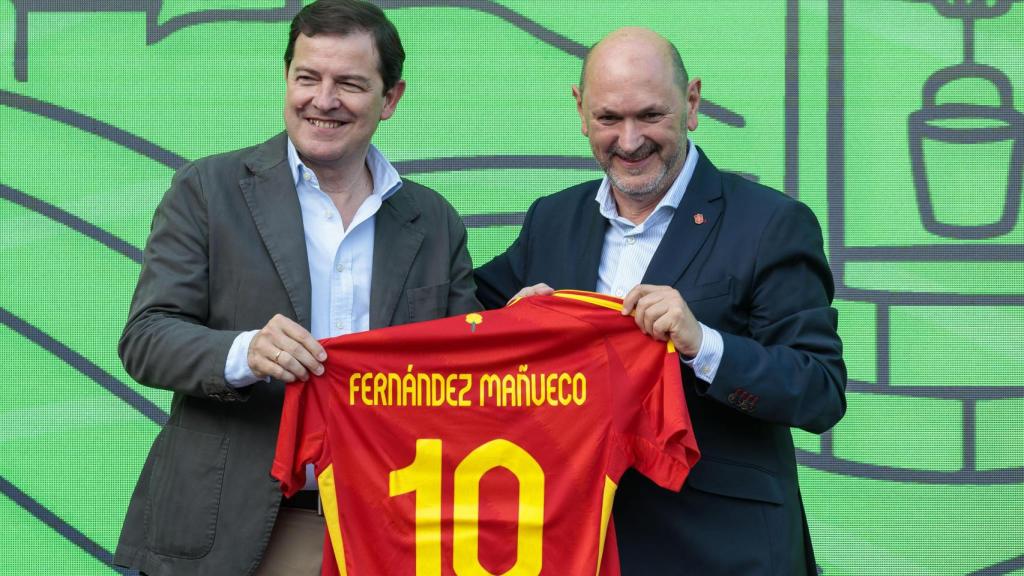 El presidente de la Junta de Castilla y León, Alfonso Fernández Mañueco, con una camiseta personalizada para él de la Selección Española