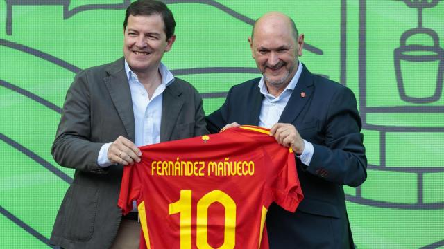 El presidente de la Junta de Castilla y León, Alfonso Fernández Mañueco, con una camiseta personalizada para él de la Selección Española