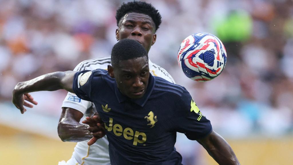 Tchouaméni trata de obstaculizar a un rival de la Juventus.